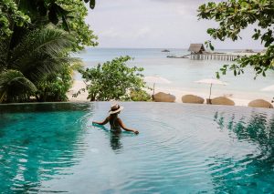 la détente en bord de la piscine
